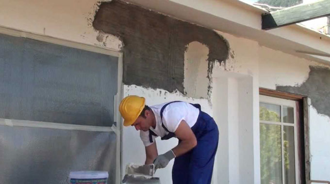 Нанесение штукатурного гидроизоляционного покрытия на бетонную стену